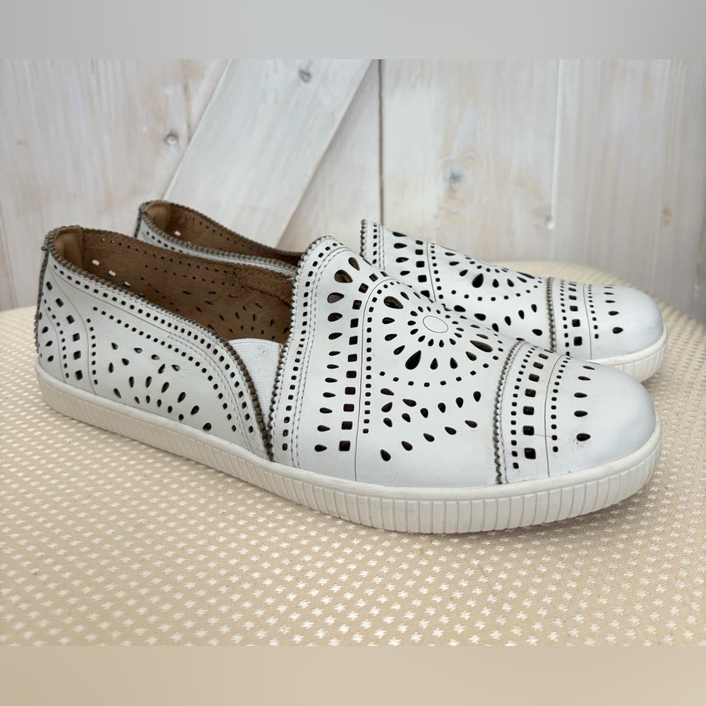 Earth Tayberry Perf Slip on Women’s White Leather Loafers - NWOT